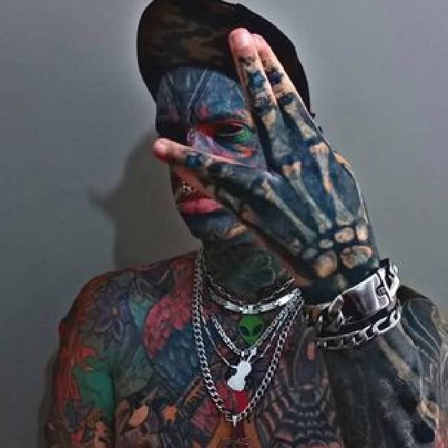 Смотрите, как выглядит дедушка, который превратил себя в "инопланетного дьявола"